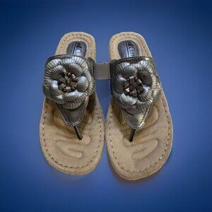 Cliffs by White Mountain Women's Size 8M Silver Carnation Thong Sandals ~ New